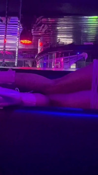 하이힐 부츠 페티쉬 포커스를 가진 클럽에서 춤추는 겸둥이 핏 스트리퍼 댄스