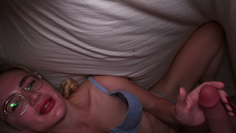 JessieHH: Sharing a Bed with Your Step-sister