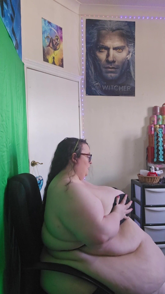 SSBBWLadyBrads: Side on Belly Goddess SSBBW Ladybrads