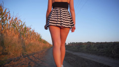 Teasecombo 4K: 치마 아래에서 팬티를 깜박이는 핫한 아시아 소녀를 엿보기 판타지