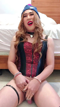 Sissy děvka Bess hrany její klitoris, než snědla své dávky