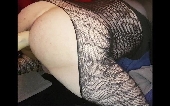 Rikx Lovers: Si fa scopare la macchina da un grosso dildo bianco