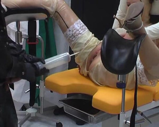 Rubber & Clinic Studio - 1ATOYS: Peegames e anal no gynchair