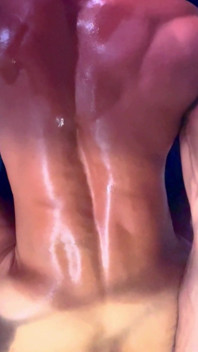 O asiatică sexy musculoasă se joacă cu fundul său muscular pe Sling.