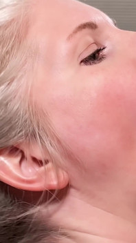 Schlampiger nahaufnahme, kondom-blowjob