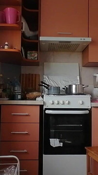 Жена готовит еду голой на кухне в любительском видео