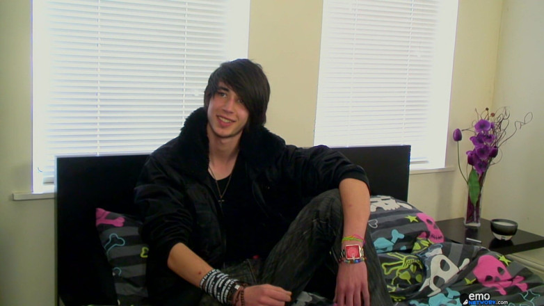 Homo Emo: Inexperienced Bi Boy Tommy Strokes It
