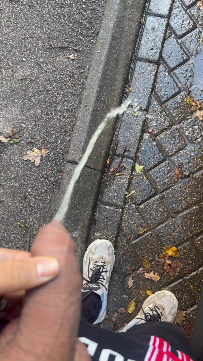 Kadu: Пограй у мій золотий фонтан сечі