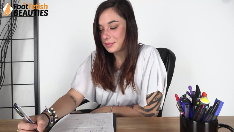 Foot Fetish HD: いたずらっ子の教授が生徒に美味しい足を崇拝する方法を教えている