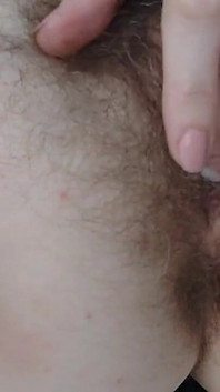 热辣的红发女郎自慰毛茸茸的阴户并潮吹并呻吟