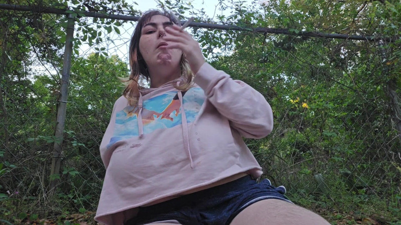 Mushroombitchx: Fumando y provocando a mis vecinos
