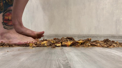 Footmodel Valery: Tattooed girl crushing Royl burgers
