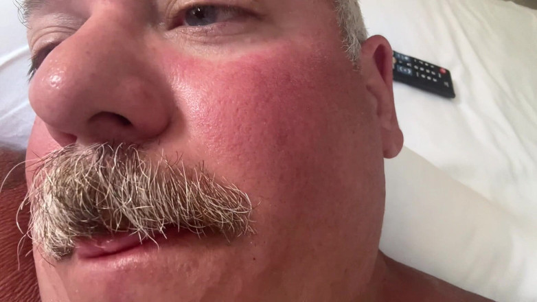 Hand-Free-Daddy-Chub: Robustní trenérka v důchodu velmi mužská s velkým tlustým ptákem