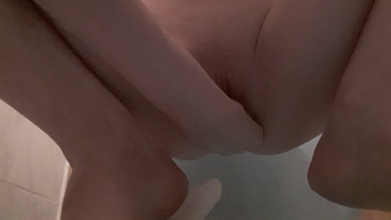 Christy G: Orgasme cepat di tandas.