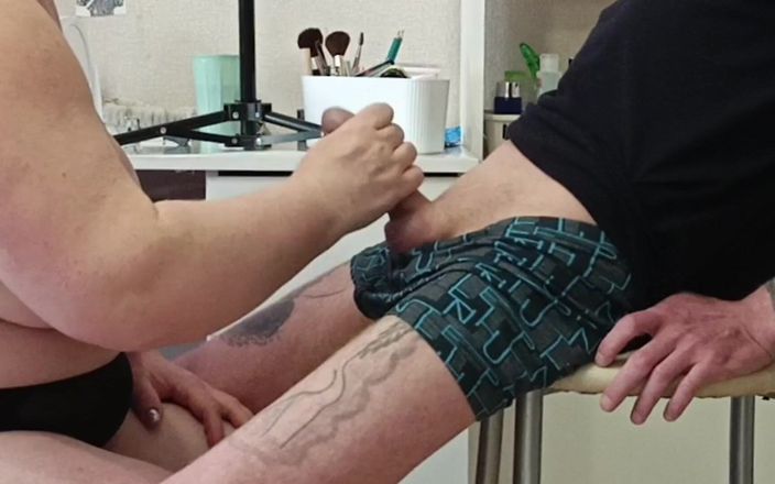 Zona901: Macocha robi obciąganie i palcami penisa, aż spuszczę