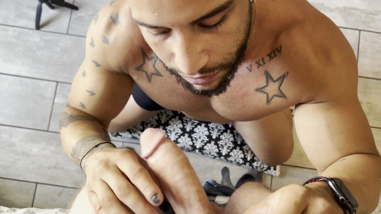 Christian Wilde: सुंदर बिज्जू बैंकों द्वारा भयानक जीभ चाटना