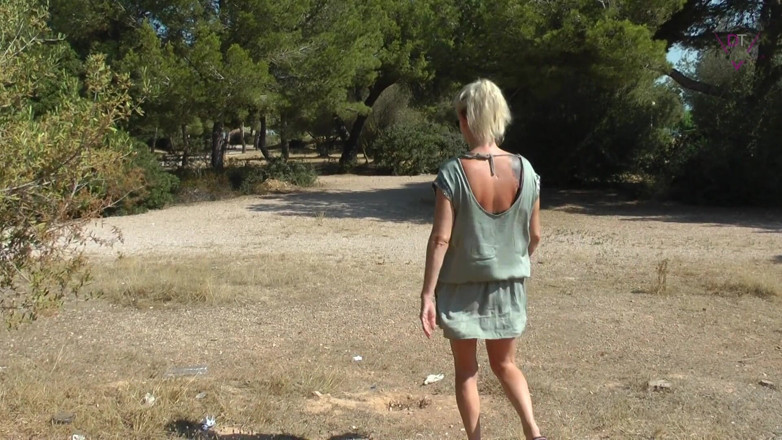 Dirty Tina: Outdoor pee in the park