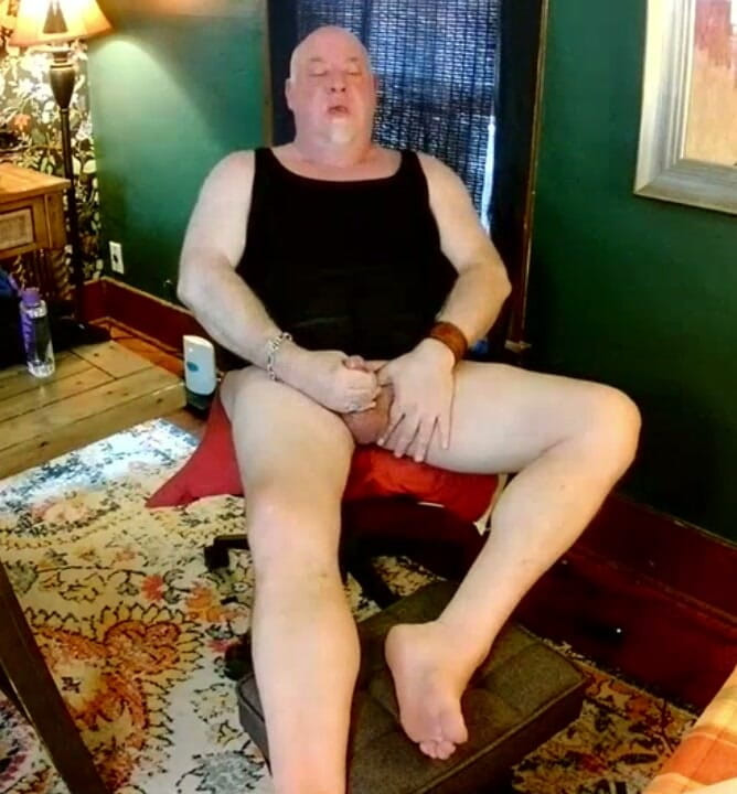 beardaddychub: Bearstepdaddychub Jerks and Talks off Hot Fan!