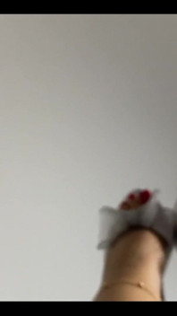 Dangling Video in Portuguese Send Me