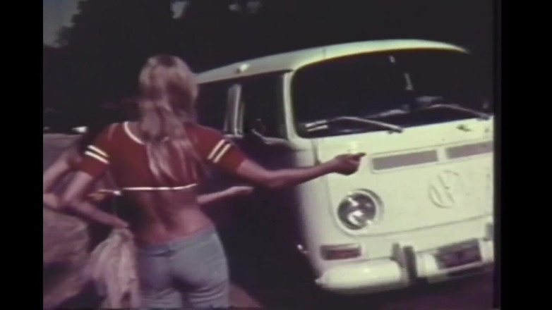 Vintage Usa: 阴毛浓密的嬉皮士搭便车在家里性交