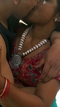 Frumoasa indiancă sexy Bhabhi Simran a împărțit patul și se fute romantic fierbinte cu iubitul ei
