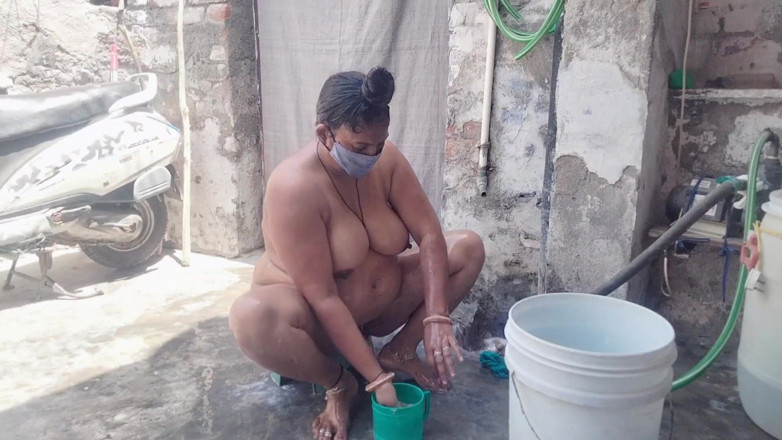 Yourgeeta8899: Indian Bhabhi's Hot Video While Bathing