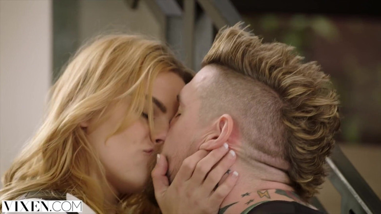 Vixen: VIXEN - Noua divorțată face sex cu antrenorul ei personal