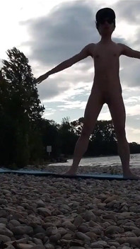 Ragazzo nudista snello fa yoga nudo su una spiaggia naturista. Video di yoga nudo di jon arteen modello porno gay