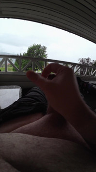 Masturbándose afuera en el porche