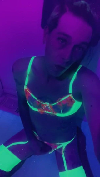CarmenMelatonin: Pěkná rave dívka připravená na párty