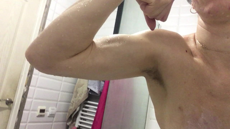 Risky Hairy Couple: Bisep dalam bilik mandi sehingga tetek sabun