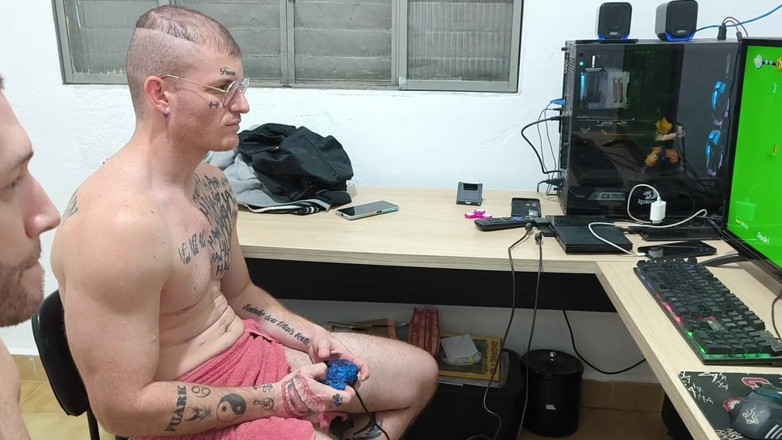 Victor Studio Gay: Carmona ed io ci siamo fatti la doccia insieme, siamo...
