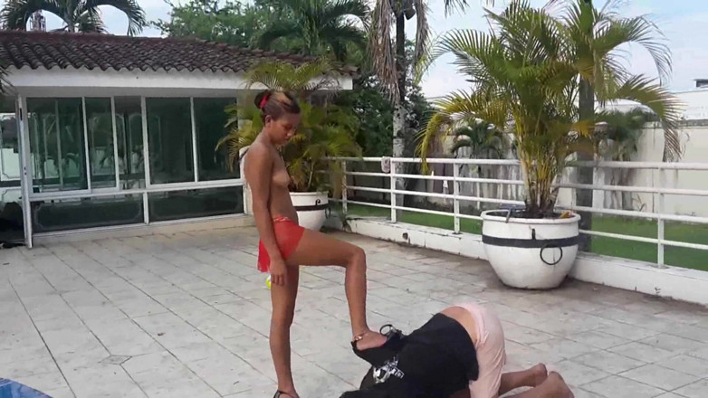 Foot Girls: Час годування на свіжому повітрі