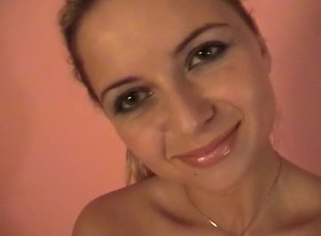 Flash Model Amateurs: Une bombasse blonde sexy exhibe son corps magnifique