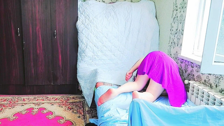 Kitty_Cross: Słodka trans dziewczyna opiera się o ścianę z uśmiechem Coy