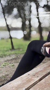 Femboy camina desnuda cerca de un lago