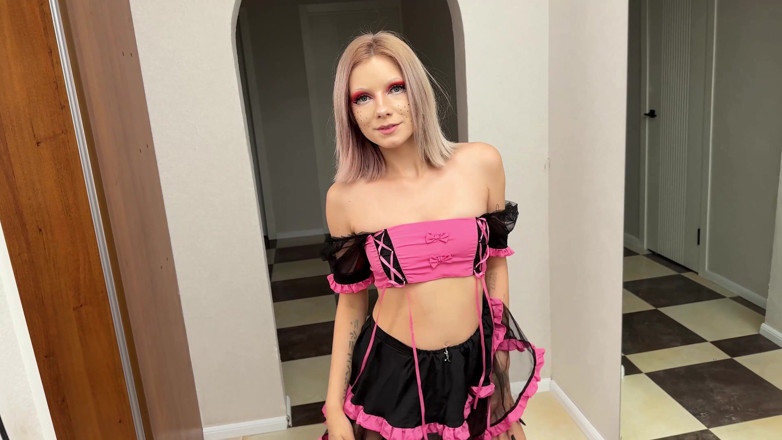 Vasya Sylvia: Piccola bionda si masturba e squirta allo specchio