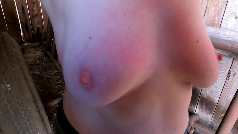 Bouncy Tits Action: Ahırda göğüsleri şişt