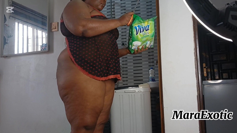 Mara Exotic: Seksowna murzynka nigeryjska milf w bieliźnie robi pranie - Mara Exotic