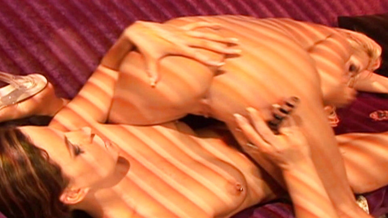 Tight little babes: Vingeren en seksspeeltjes laten wilde lesbiennes hard klaarkomen