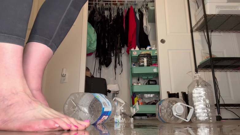 Peppermint Giantess: Menghancurkan Botol Air Dengan Saiz 16 Kaki Besar