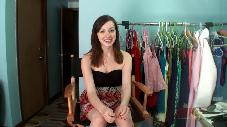 ATKIngdom: アリー・エヴァンスは、彼女がバスルームで裸になり、オマンコを広げ、洗面台で小便をする前に、インタビュアーと話します