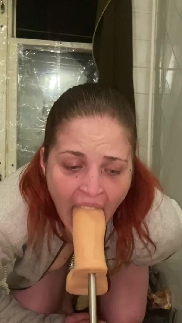Elena917: Deepthroat dan meludah di muka dengan mesin kongkek