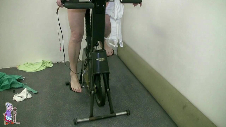 Old Nanny: Готова к обнаженной тренировке