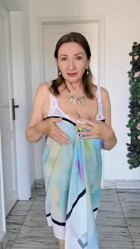 거대한 젖탱이를 가지고 노는 거유 GILF