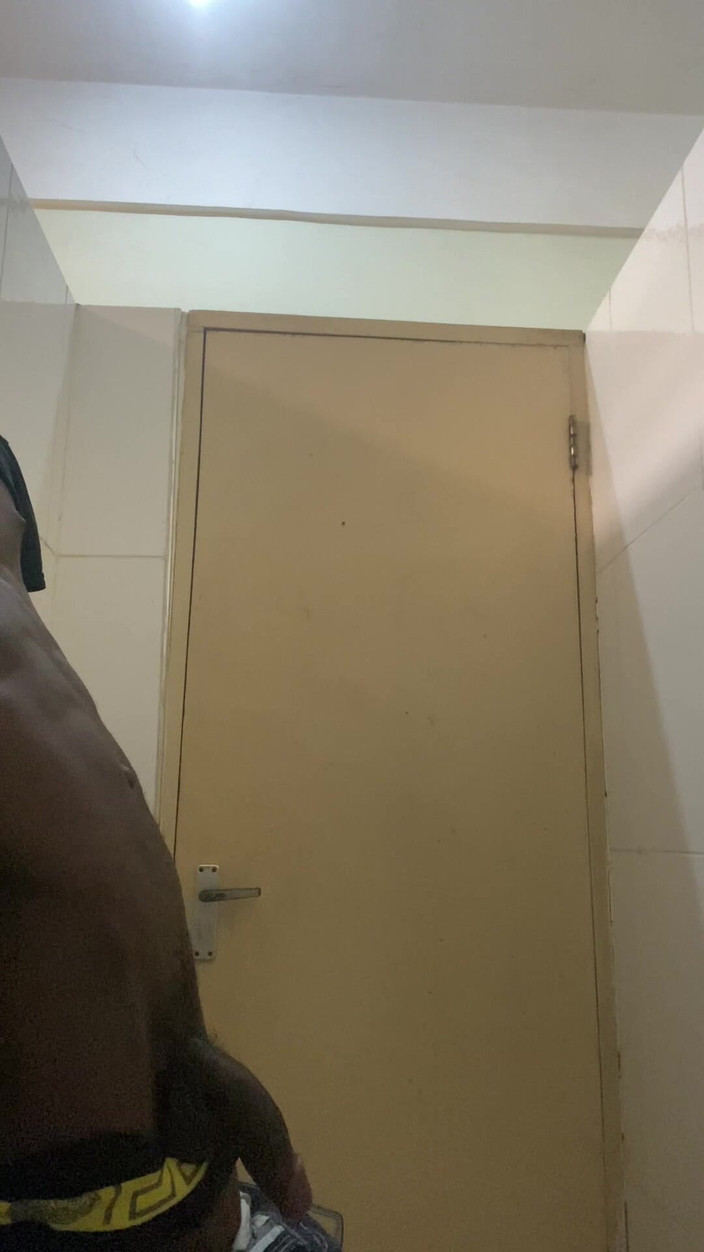 Slimniqqa: 大黑在公共洗手间射精 - 第1部分