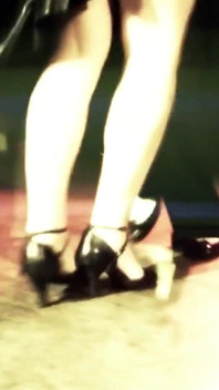 복종하는 노예 창녀와 함께하는 밀프 여신 BDSM 본디지 매달려 게임