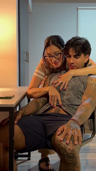 Minha Madrasta Me Descobre E Não Conseguimos Resistir