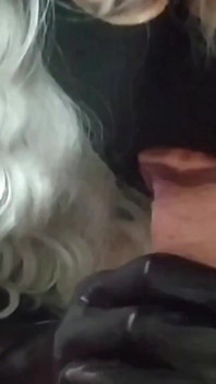 Big-titted dziwka lubi ssie trzy kutasy, które wypełniają jej usta z dużą ilością gorącej spermy.