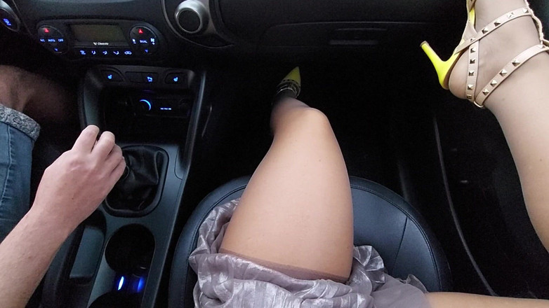 Step Mommy: Madrastra abre las piernas en el auto y seduce a...